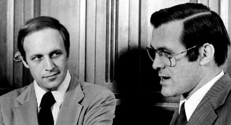 Zusammen-mit-seinem-alten-Freund-Donald-Rumsfeld-hier-beide-auf-einem-Foto-von-1975-als-Rumsfeld-Stabschef-im-Weissen-Haus-und-Cheney-sein-Vize-war-hatte-er-1997-den-neokonservativen-Think-Tank-Project-for-the-New-American-Century-PNAC-gegruendet