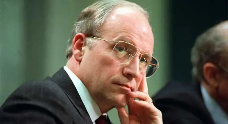 Nach-seiner-Zeit-als-Verteidigungsminister-ging-Cheney-in-die-Wirtschaft-Er-wurde-Chef-des-Oel-Dienstleisters-Halliburton-und-als-solcher-ein-reicher-Mann
