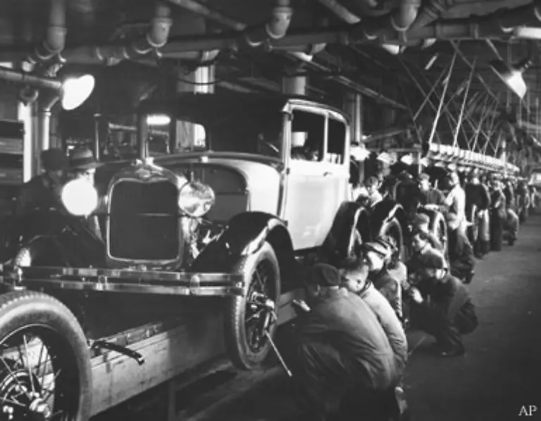 Der-Boom-begann-1909-als-mit-dem-Ford-T-die-Massenproduktion-von-Autos-umgesetzt-wurde