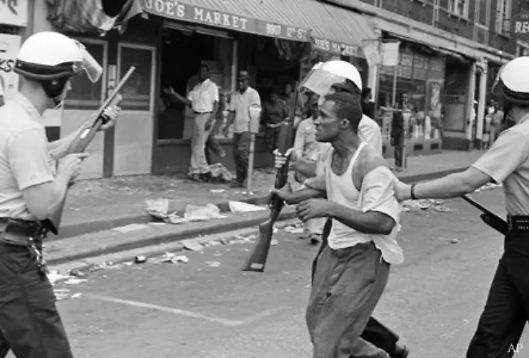 Seither-ging-es-in-mehreren-Krisenwellen-der-Autobranche-mit-Detroit-steil-bergab-Ein-Sinnbild-sind-die-Rassenunruhen-1967