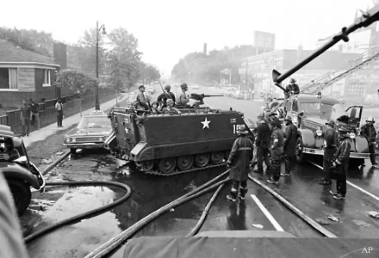 Dabei-starben-43-Menschen-467-weitere-wurden-verletzt-Es-gab-7200-Verhaftungen-2000-Gebaeude-brannten-nieder