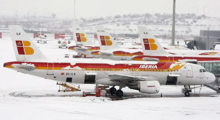 Zahlreiche-Strassen-vor-allem-im-Norden-und-in-der-Mitte-Spaniens-waren-gesperrt-oder-nur-mit-Ketten-befahrbar-Auf-dem-Madrider-Flughafen-Barajas-gab-es-weiter-grosse-Verzoegerungen