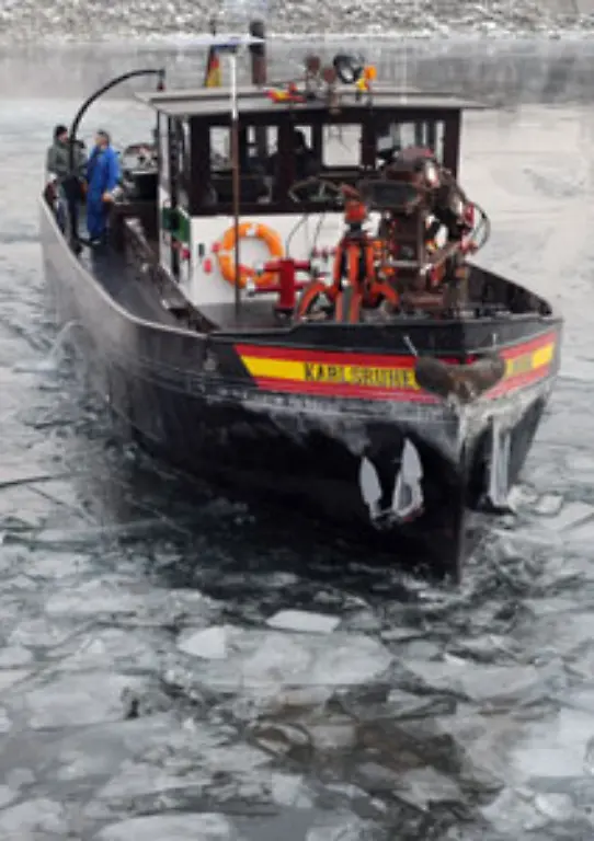 Zusammenhaengende-Eisflaechen-bildeten-sich-etwa-oberhalb-der-Schleusen-und-Wehre