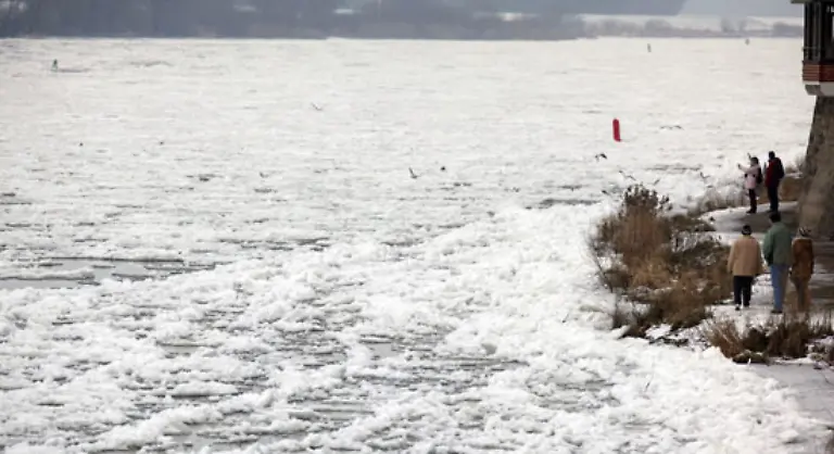 Die-komplette-Untere-Havel-Wasserstrasse-ist-wegen-einer-geschlossenen-Eisdecke-gesperrt