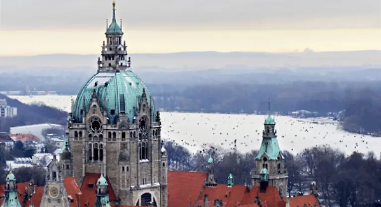 Auf-dem-freigegebenen-Maschsee-in-Hannover-endete-das-Eisvergnuegen-fuer-einige-schmerzhaft