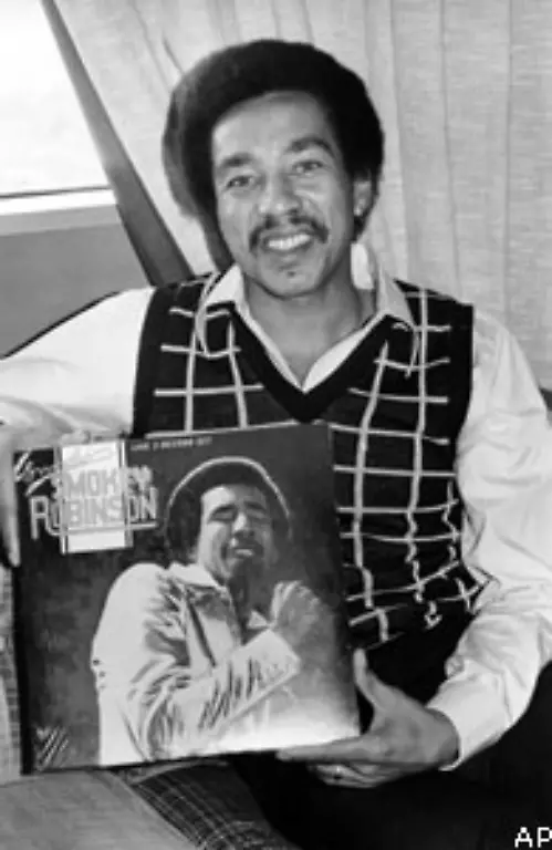 Robinson-spaeter-auch-Vize-Praesident-des-Labels-wird-mit-der-Band-The-Miracles-1959-als-erstes-bei-Motown-unter-Vertrag-genommen