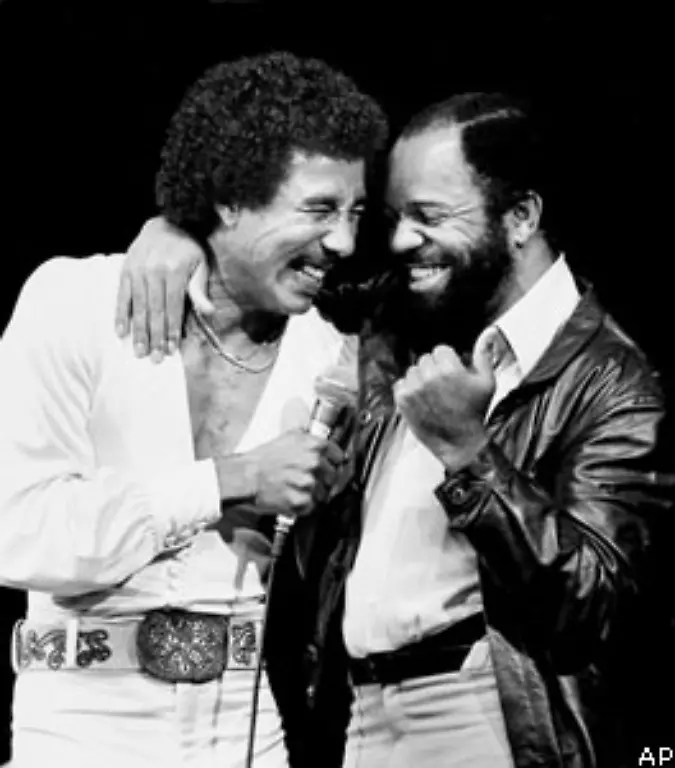 Die-Erfolgsgeschichte-beginnt-1959-als-Berry-Gordy-Jr-rechts-mit-Smokey-Robinson-das-grosse-Geld-in-der-Musikproduktion-und-im-Kuenstlervertrieb-wittert-nachdem-er-seine-Broetchen-zunaechst-als-Profiboxer-und-Songschreiber-in-Detroit-verdient-hat