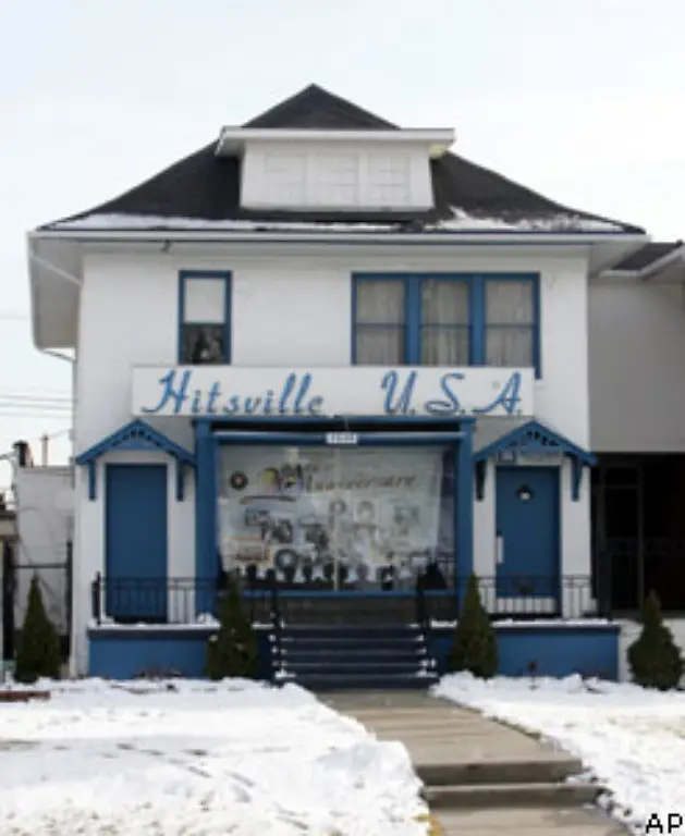 Mit-800-Dollar-Startkapital-von-der-Familie-zusammengeliehen-gruendet-er-das-Plattenlabel-Tamla-Records-Ein-Haus-auf-dem-West-Grand-Boulevard-in-Detroit-wird-selbstbewusst-mit-der-Aufschrift-Hitsville-U-S-A-versehen-darin-findet-das-Aufnahmestudio-Studio-A-Platz