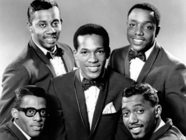 1961-unterschreiben-der-elfjaehrige-Stevie-Wonder-und-The-Temptations-im-Bild-bei-Motown
