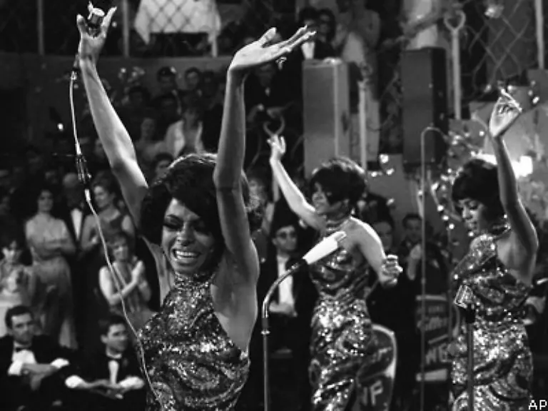 Im-selben-Jahr-nimmt-Motown-The-Supremes-unter-Vertrag-ein-Frauen-Trio-bei-dem-sich-bald-Diana-Ross-als-Star-der-Gruppe-herauskristallisiert-und-zum-Liebling-und-zur-Lebensgefaehrtin-Gordys-wird