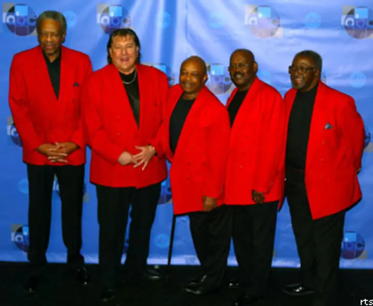 Die-Studiomusiker-The-Funk-Brothers-liefern-den-typischen-Motown-Sound-fuer-hunderte-von-Songs-und-bleiben-trotz-stets-brillanter-Arbeit-weitestgehend-unbekannt-Erst-der-Film-Standing-in-the-Shadow-of-Motown-aus-dem-Jahr-2002-wuerdigt-ihre-Leistung