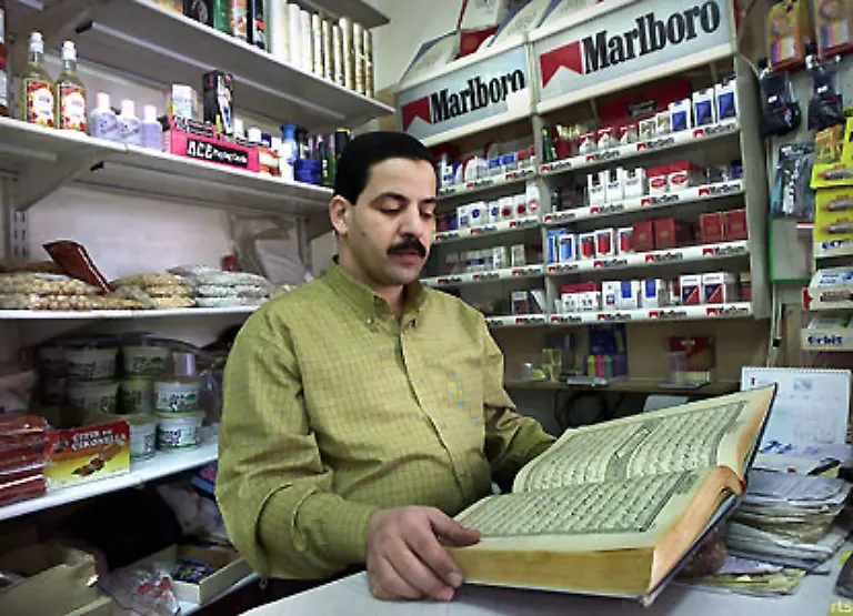 Wegen-der-Schliessung-der-Grenzuebergaenge-durch-Israel-und-Aegypten-gibt-es-in-den-Supermaerkten-immer-weniger-Milchprodukte-Tiefkuehlfleisch-Reinigungsmaterial-Windeln-Saft-und-so-weiter