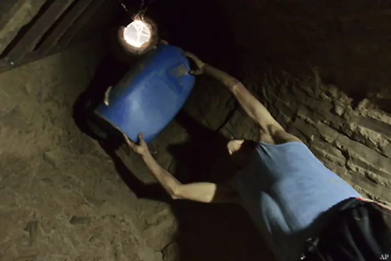 Doch-der-Warenverkehr-der-ueber-der-Erde-nicht-fliesst-lief-unterirdisch-weiter