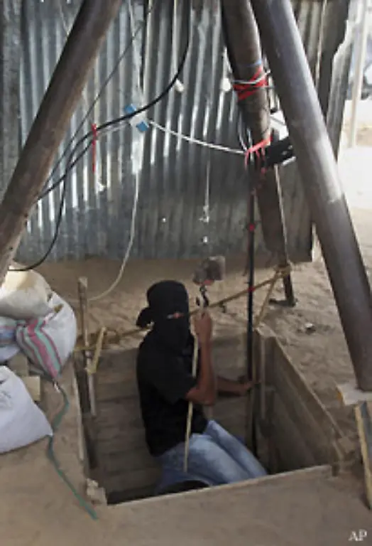 Und-die-Hamas-verdiente-kraeftig-mit-Fuer-umgerechnet-2000-Euro-Lizenzgebuehr-gab-es-von-den-Behoerden-Strom-und-das-Nutzungsrecht-fuer-Bagger-und-Kleinlaster