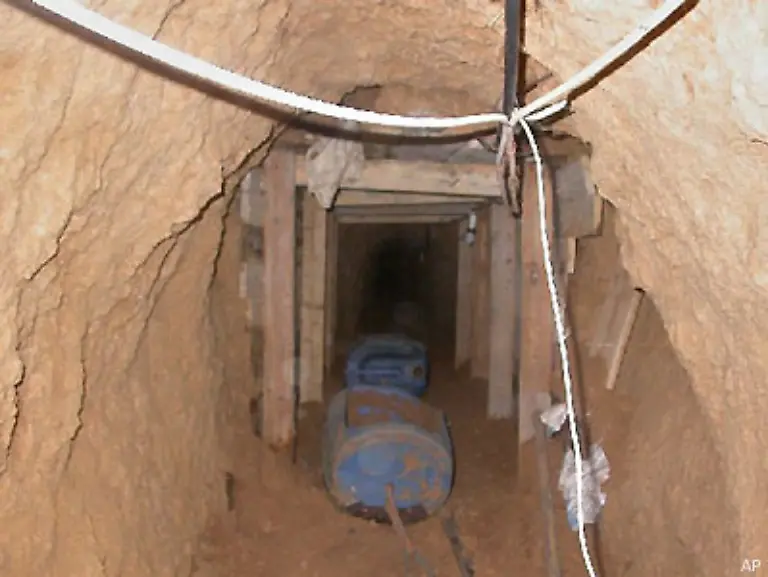 Nach-Angaben-des-israelischen-Inlandsgeheimdiensts-Schin-Beth-gelangten-auf-den-unterirdischen-Wegen-Sprengstoff-Sturmgewehre-und-Granaten-in-den-Gazastreifen-ausserdem-Raketen-die-sich-den-selbstgebauten-Kassam-Geschossen-als-ueberlegen-erwiesen