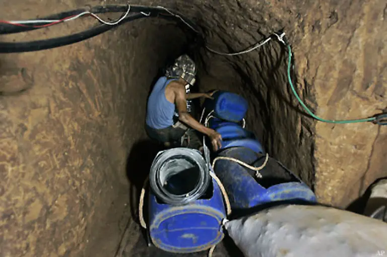 Schafe-Ziegen-Kuehe-Buestenhalter-Coca-Cola-Mehl-Wolldecken-Beruhigungsmittel-alles-wurde-wie-in-Brunnenschaechte-hinunter-gelassen-und-dann-in-zu-Loren-umfunktionierten-Plastikfaessern-durch-die-Tiefe-gezogen