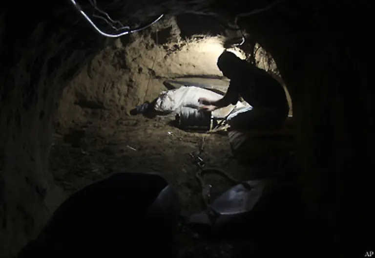 Wegen-des-grossen-Bedarfs-an-allen-Dingen-des-taeglichen-Lebens-stellte-die-Hamas-eine-Prioritaeten-und-Verbotsliste-auf-Verboten-sind-der-Schmuggel-von-Alkohol-Haschisch-und-Drogen-darunter-faellt-auch-Viagra