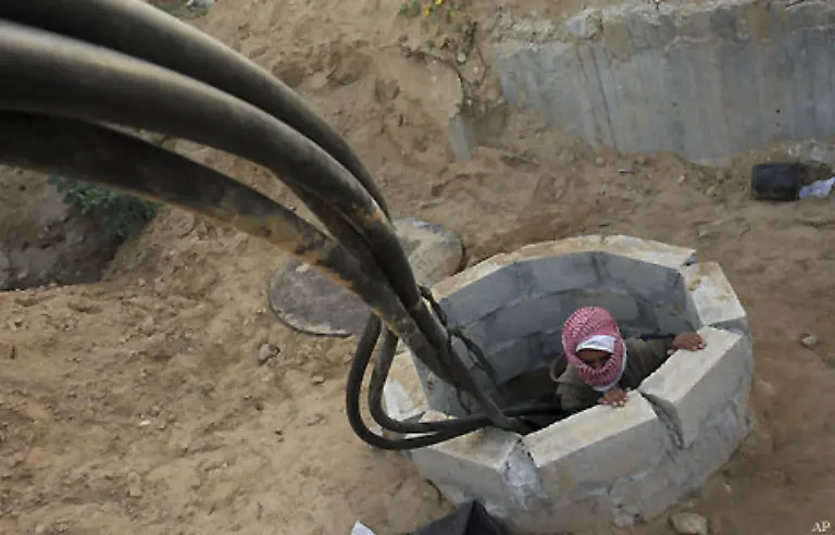 Durch-einige-Tunnel-wurden-Roehren-verlegt-Pipelines-um-Treibstoff-in-den-Gazastreifen-zu-pumpen
