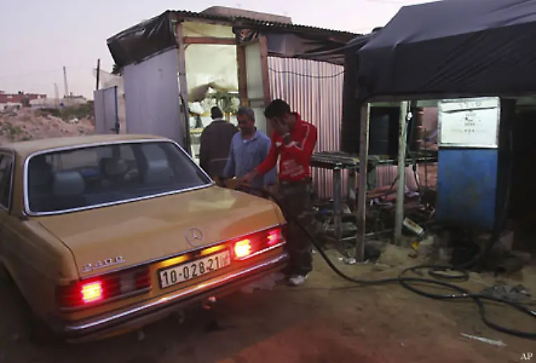 Auf-der-aegyptischen-Seite-fahren-Tankwagen-an-diese-Pipelines-heran-und-leiten-Benzin-auf-die-palaestinensische-Seite-Dort-stehen-riesige-Tanks-ueber-die-dann-die-Treibstoffversorgung-des-Gazastreifens-laeuft