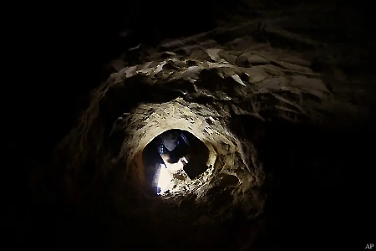 In-den-engen-heissen-Tunneln-schufteten-Arbeiter-bis-zu-12-Stunden-oft-unter-Lebensgefahr-und-fuer-nur-wenige-Schekel-am-Tag