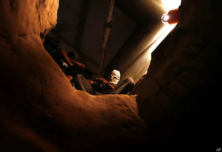 Die-Tunnelbetreiber-neben-der-Hamas-sollen-es-vier-grosse-Familien-aus-Rafah-sein-zahlen-dann-die-Begraebnisse-der-Maenner-und-geben-den-Familien-ein-paar-Tausend-Schekel