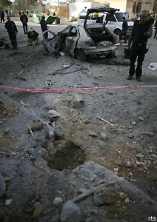 Es-sei-ein-offenes-Geheimnis-in-Gaza-dass-die-Besitzer-von-Schmuggeltunneln-Militante-fuer-das-Abfeuern-von-Raketen-bezahlen-weil-offene-Grenzen-schlecht-fuer-das-Geschaeft-seien-berichten-Korrespondenten-vor-Ort-Im-Bild-Einschlag-in-Beersheba