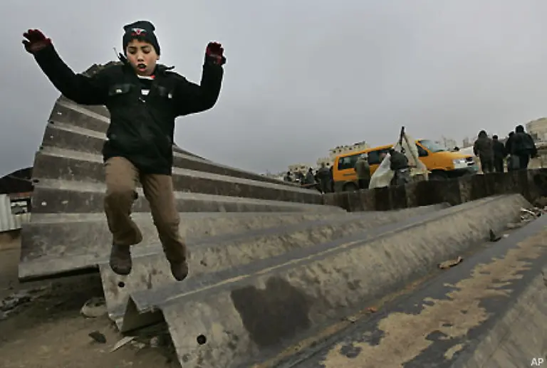 Denn-dann-koennten-die-Palaestinenser-wieder-die-Grenze-zu-Aegypten-stuermen-um-all-das-einzukaufen-woran-es-ihnen-so-sehr-mangelt-Im-Bild-niedergerissene-Grenzanlagen-im-Dezember-2007