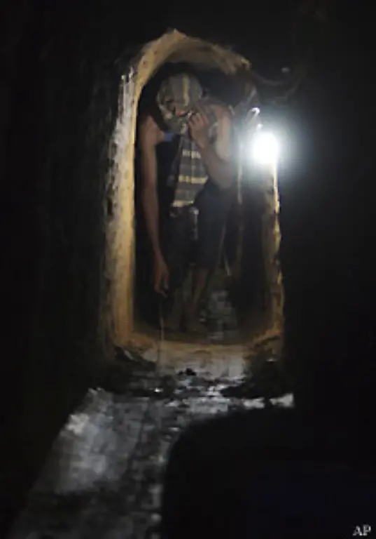 US-Spezialisten-sollen-mit-ihren-aegyptischen-Partnern-anschliessend-mit-modernen-Spuergeraeten-auf-Tunnelsuche-gehen-Schliesslich-soll-Aegypten-durch-bessere-Ueberwachung-seiner-Grenze-zum-Sudan-und-seiner-Haefen-dem-Waffenschmuggel-einen-Riegel-vorschieben