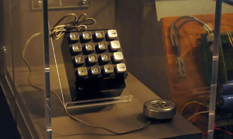 Jobs-organisierte-die-Bauteile-fuer-rund-40-Dollar-Woz-baute-die-Geraete-zusammen-und-Jobs-verkaufte-sie-fuer-150-Dollar-an-Studenten