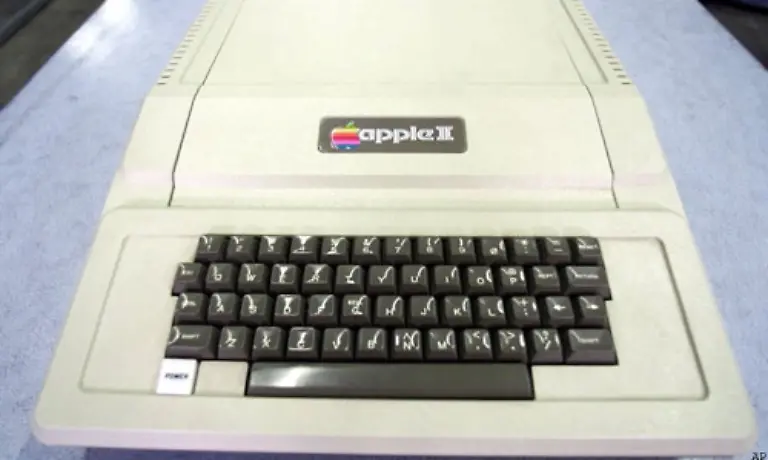 Das-Resultat-war-der-Apple-II-der-erste-richtige-Personal-Computer-Er-hatte-eine-1-MHz-schnelle-CPU-4-Kilobyte-RAM-und-wurde-mit-Tastatur-ausgeliefert