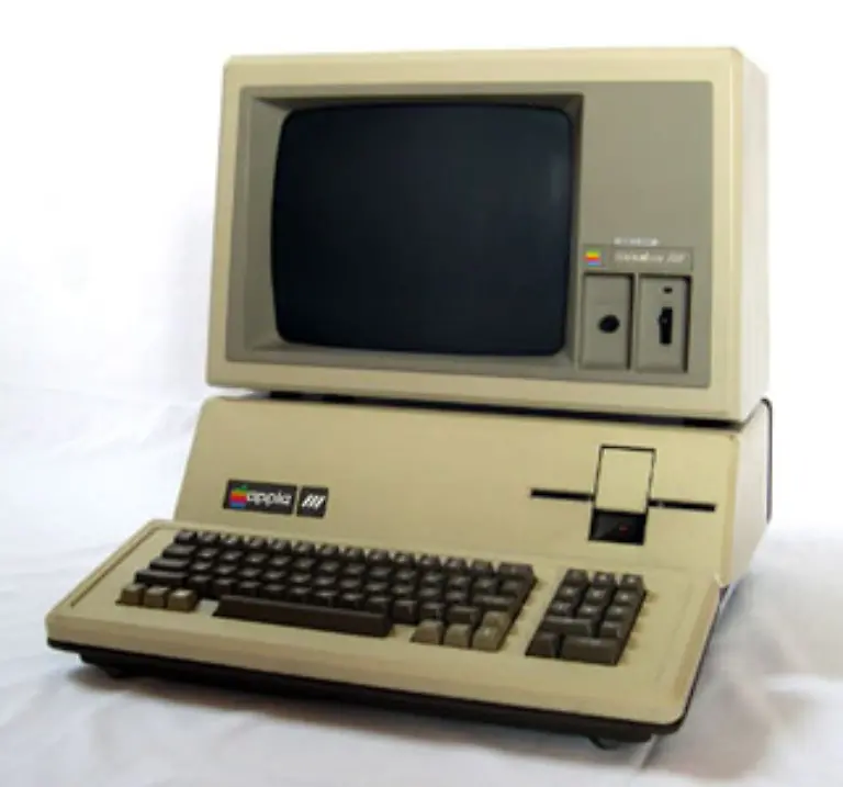 1980-wurde-der-Apple-III-vorgestellt-Sein-Prozessor-war-2-MHz-schnell-und-hatte-128-KB-RAM-Doch-der-Computer-wurde-ein-Flop-Seine-Kuehlung-war-nicht-ausreichend-und-er-fiel-daher-haeufig-aus