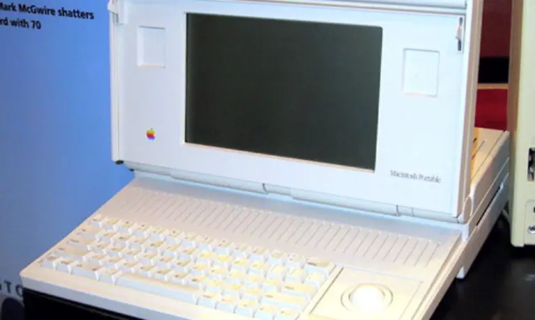 Im-gleichen-Jahr-stellte-Apple-das-Macintosh-Portable-vor-eine-Revolution-Denn-das-Notebook-hatte-ein-LC-Display-mit-640x400-Pixeln-Aufloesung-Allerdings-war-es-mit-rund-sieben-Kilo-viel-zu-schwer