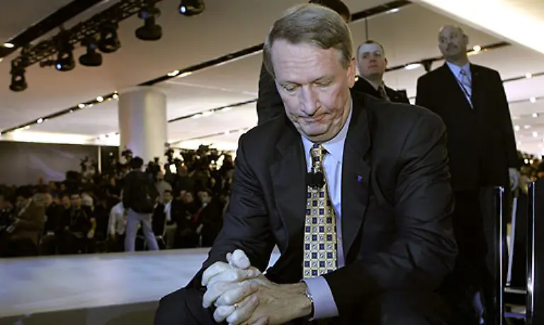 Zeichen-einer-verfehlten-Modellpolitik-die-sich-bereits-furchtbar-raecht-GM-Chef-Rick-Wagoner-musste-mit-den-Bossen-der-anderen-beiden-grossen-Autobauern-bereits-zum-Bittgang-vor-den-US-Kongress