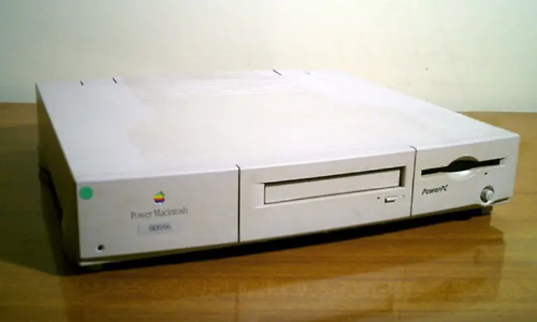 1994-fand-Apple-mit-dem-Power-Macintosh-technisch-auf-die-Erfolgsspur-zurueck-Der-Rechner-mit-bis-zu-80-MHz-arbeitete-fast-doppelt-so-schnell-wie-die-teuersten-Windows-PCs