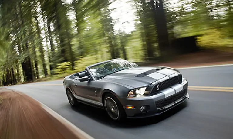 Aber-es-gibt-auch-noch-Originale-ohne-Elektrofirlefanz-an-Bord-Einfach-nur-Power-pur-Ford-zeigt-in-Detroit-den-staerksten-Mustang-aller-Zeiten-Der-Shelby-GT-leistet-540-PS-hat-692-Newtonmeter-Drehmoment-und-soll-den-Supersportler-GT40-beerben