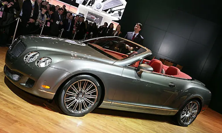 Da-laesst-es-sich-mit-dem-Bentley-Continental-GTC-Speed-schon-etwas-gehobener-brausen-Doch-in-Sachen-Sportlichkeit-muss-er-nicht-zurueckstehen-610-PS-kann-der-offene-Brite-vorweisen-und-faehrt-damit-stolze-322-km-h
