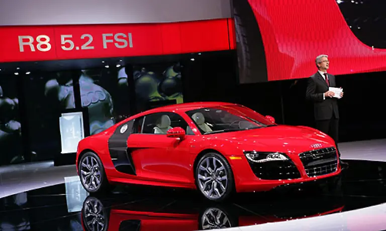 Audi-zeigt-in-den-USA-erstmals-die-Zehnzylinder-Version-des-R8-Der-5-2-FSI-quattro-will-mit-525-PS-und-316-km-h-Spitze-nichts-weniger-als-die-Pole-Position-unter-den-Sportwagen