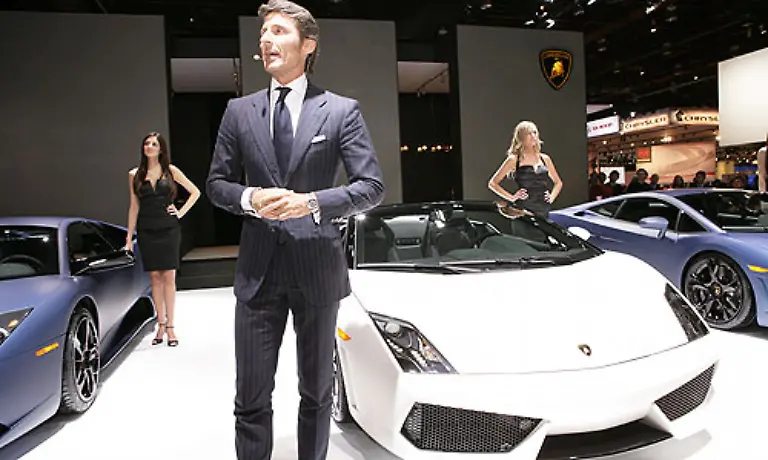 In-dieser-Klasse-gibt-es-natuerlich-Konkurrenz-vor-allem-aus-Italien-Lamborghini-zeigt-auf-der-Show-seinen-neuen-Spyder-Der-von-Praesident-Winkelmann-vorgestellte-Gallardo-mit-560-PS-spielt-allerdings-noch-eine-Klasse-hoeher-Er-zaehlt-zu-den-Supersportwagen