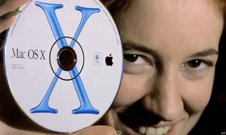 Im-Maerz-2001-konnte-Jobs-der-inzwischen-offizieller-Geschaeftsfuehrer-geworden-war-endlich-das-neue-Betriebssystem-Mac-OS-X-vorstellen-Das-X-wird-uebrigens-korrekt-als-Ten-oder-Zehn-gesprochen