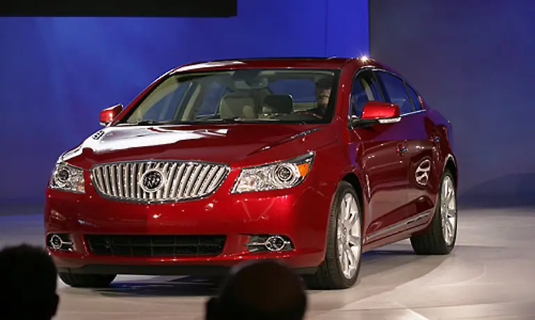 Wesentlich-langweiliger-aber-dafuer-sehr-real-ist-der-Buick-LaCrosse-Die-Luxuslimousine-will-mit-modernem-Design-und-Allradantrieb-ueberzeugen-Mit-zwei-kraeftigen-V6-Motoren-will-man-dem-Renterimage-davonfahren