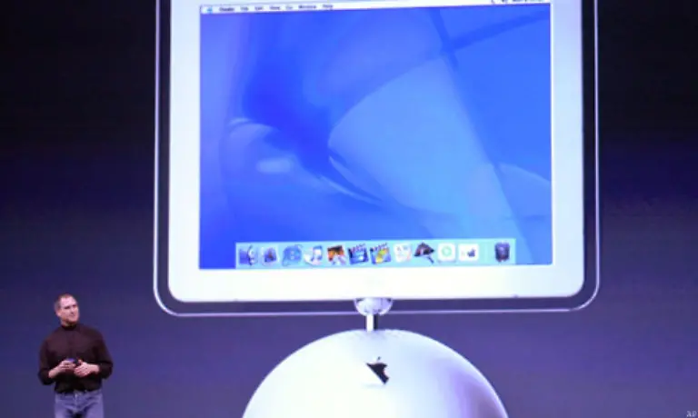 Die-zweite-Generation-des-iMac-ueberraschte-durch-ein-voellig-neues-Design-Der-Roehrenmonitor-wurde-durch-einen-an-einem-dreifach-beweglichen-befestigten-TFT-Bildschirm-ersetzt-in-dessen-halbkugelfoermigem-Fuss-sich-der-gesamte-Computer-befand