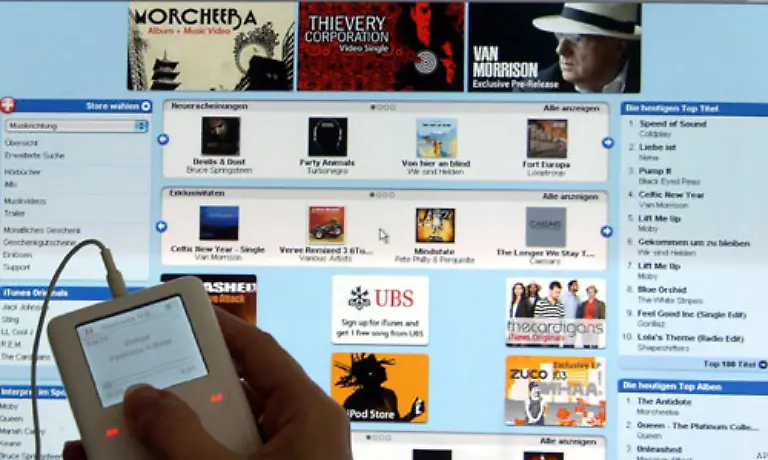 Im-Fruehjahr-2003-eroeffnete-der-in-iTunes-integrierte-iTunes-Store-Er-bot-bereits-rund-200-000-Songs-zum-bezahlten-Download-an-Mittlerweile-verkauft-Apple-weltweit-etwa-3-Millionen-Songs-pro-Tag