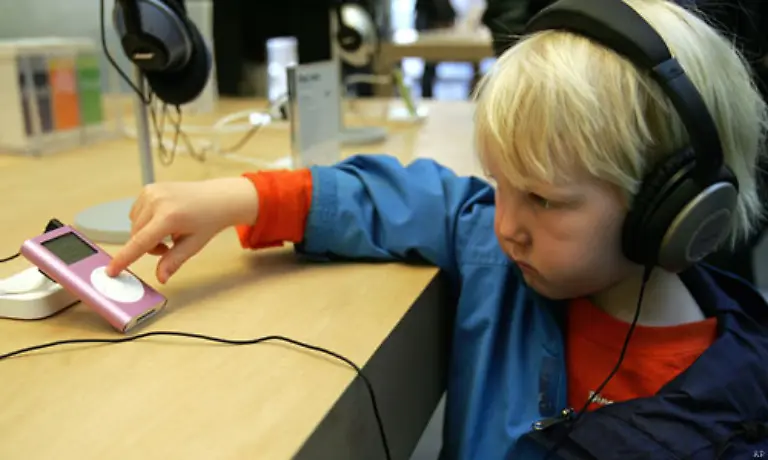 Ist-der-suess-Am-20-Februar-2004-begann-die-Auslieferung-des-iPod-Mini-fuer-den-es-zu-diesem-Zeitpunkt-bereits-ueber-100-000-Vorbestellungen-gab