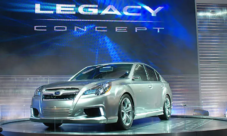 Mit-dem-Legacy-Concept-gibt-Subaru-einen-Ausblick-auf-die-kuenftige-Generation-des-Mittelklasse-Modells-aus-Japan-Angetrieben-wird-das-Auto-von-einem-3-6-Liter-Boxer-Motor-ganz-in-der-Tradition-der-Japaner-Marktreif-wird-das-Auto-wohl-im-kommenden-Jahr