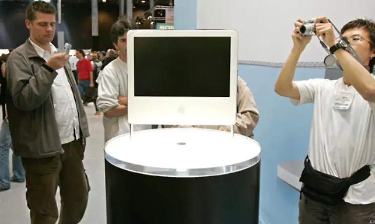 Der-iMac-bekam-im-Sommer-2004-erneut-ein-komplett-neues-Design-Der-gesamte-Rechner-war-jetzt-in-den-Bildschirm-integriert-Seit-Januar-2006-arbeiten-Intel-statt-IBM-Prozessoren-in-den-Rechnern