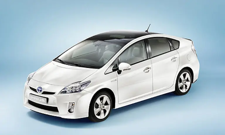 Ganz-neu-ist-auch-Toyota-Prius-Das-Oeko-Flaggschiff-ist-mit-dem-Facelift-etwas-augenfaelliger-geworden-Im-Innern-werkeln-ein-98-PS-Benziner-und-ein-Elektromotor-Damit-soll-ein-Durchschnittsverbauch-von-4-7-Litern-drin-sein