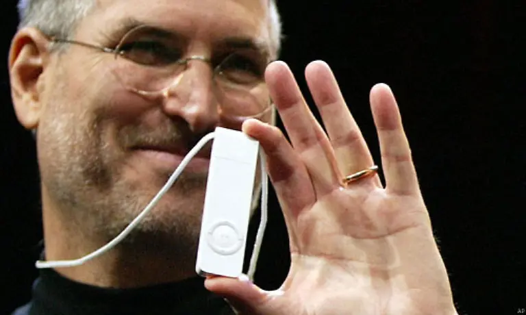 Anfang-2005-praesentierte-Steve-Jobs-den-iPod-Shuffle-mit-512-bzw-1024-MB-Flash-Speicher-Ein-Display-hat-der-Billig-iPod-nicht