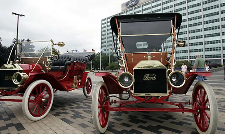 Aehnliche-Faehigkeiten-wies-auch-schon-das-legendaere-T-Modell-von-Ford-auf-dass-die-Massenproduktion-von-Automobilen-weltweit-einlaeutete-Solch-glorreiche-Zeiten-duerften-in-Detroit-so-schnell-nicht-wieder-kommen-Doch-davon-traeumen-darf-man-in-Motor-City-schon
