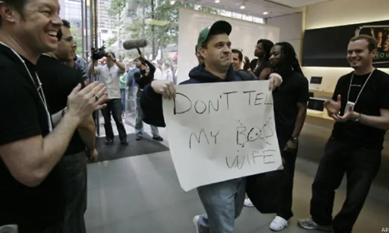 Obwohl-das-Telefon-nicht-UMTS-faehig-war-wurden-innerhalb-der-ersten-zwei-Verkaufstage-rund-270-000-iPhones-abgesetzt