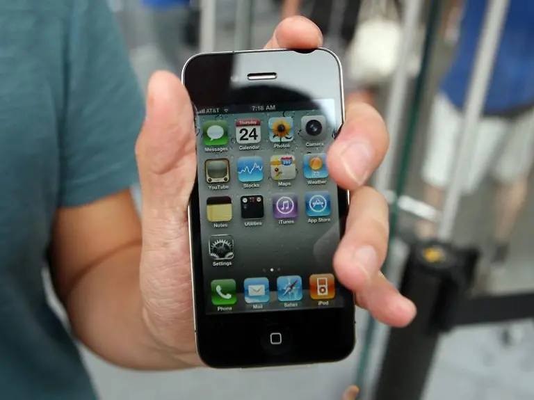 Wegen-des-Empfangsproblems-moechte-die-einflussreiche-Verbraucherzeitschrift-Consumer-Reports-das-neue-iPhone-4-lieber-nicht-empfehlen